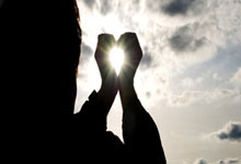 在手机上卖股票怎么操作:股票短线操作平台突破-蔚来二季度营收增长9% 李斌：四季度锚定月销5万台目标